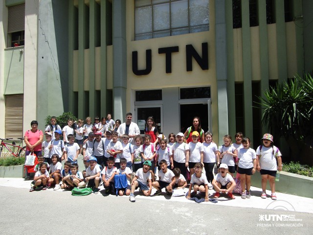 Alumnos de primer grado de la Escuela Primera Junta experimentaron en laboratorios