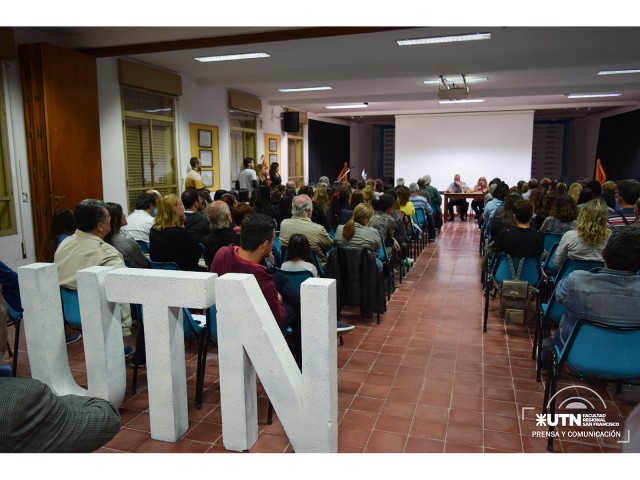 Interesante marco de público tuvo la charla "Memorias de Sobrevivientes"