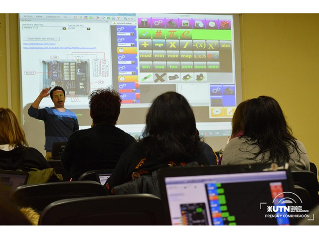 Más de 50 docentes participan de capacitación sobre robótica educativa