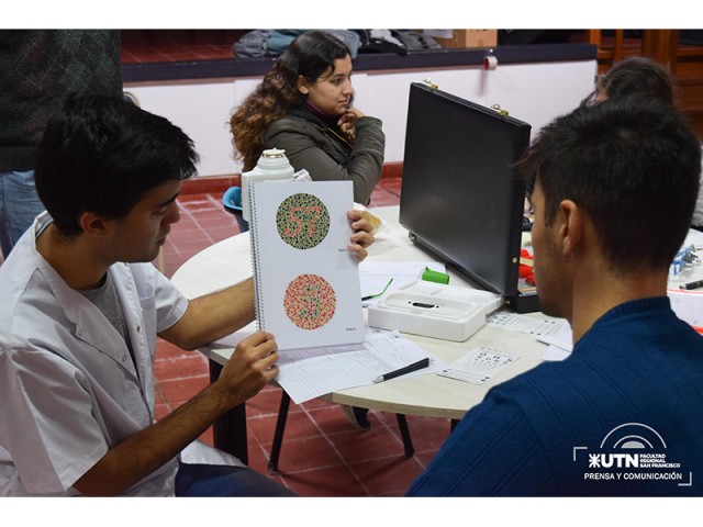 Unos 70 alumnos y docentes controlaron su visión en el marco de un programa interuniversitario