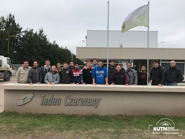 Estudiantes de nuestra Facultad visitaron una importante fábrica de transformadores en Gálvez