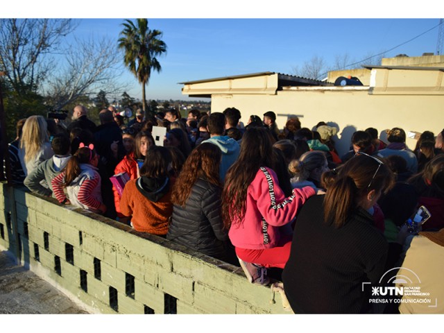 Importante marco de público visitó nuestra Facultad para apreciar el eclipse de sol