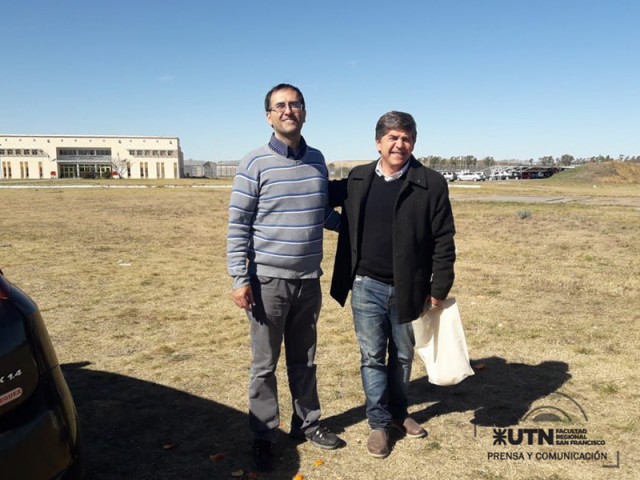 Investigador de nuestra Facultad disertó en el penal de Bouwer sobre paneles solares