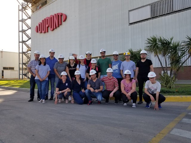 Estudiantes de Ingeniería Industrial se interiorizaron del proceso de producción de enzimas en Dupont