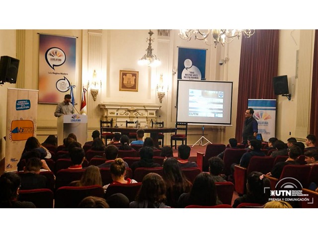 Docente de nuestra Facultad participó de una actividad de divulgación científica en la Legislatura