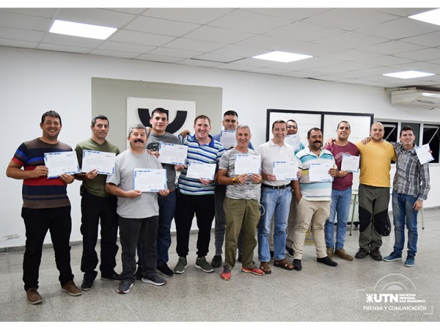 Mandos medios de Bomberos Voluntarios desarrollaron capacitación en nuestra Facultad