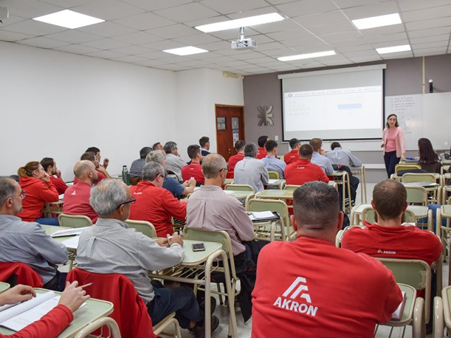 Personal de Akron S.A. se capacita en nuestra Facultad sobre control estadístico de procesos