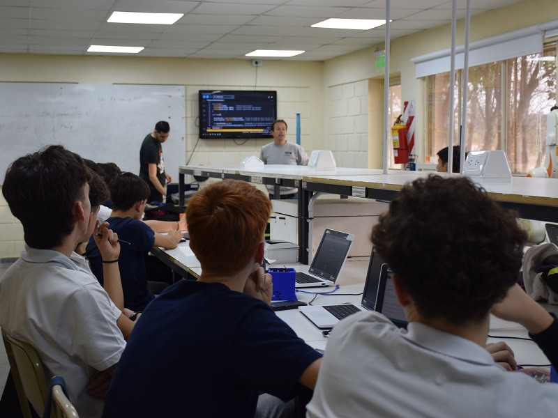 Estudiantes secundarios se capacitan en nuestra Facultad en programación de robots