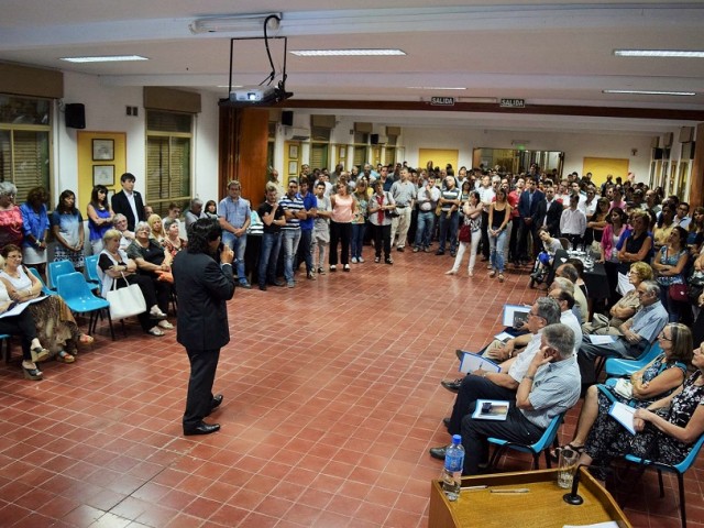 Brindis de fin de año con reconocimientos a docentes, ex docentes y no docentes jubilados