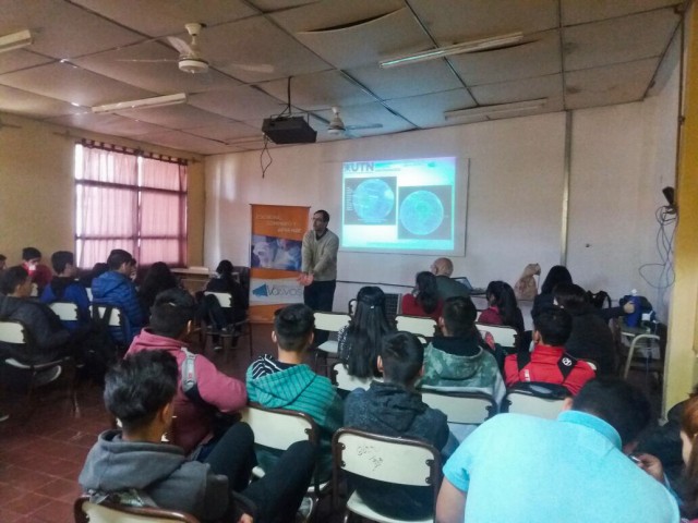 Presentación de docente investigador en colegios técnicos de la ciudad de Córdoba