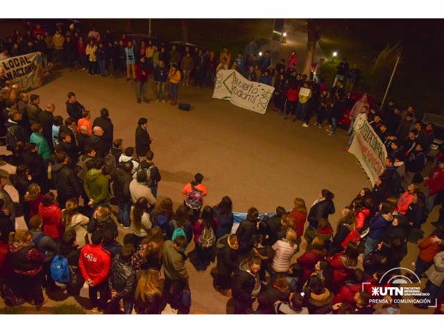 Multitudinario abrazo solidario a nuestra Facultad, en defensa de la educación pública