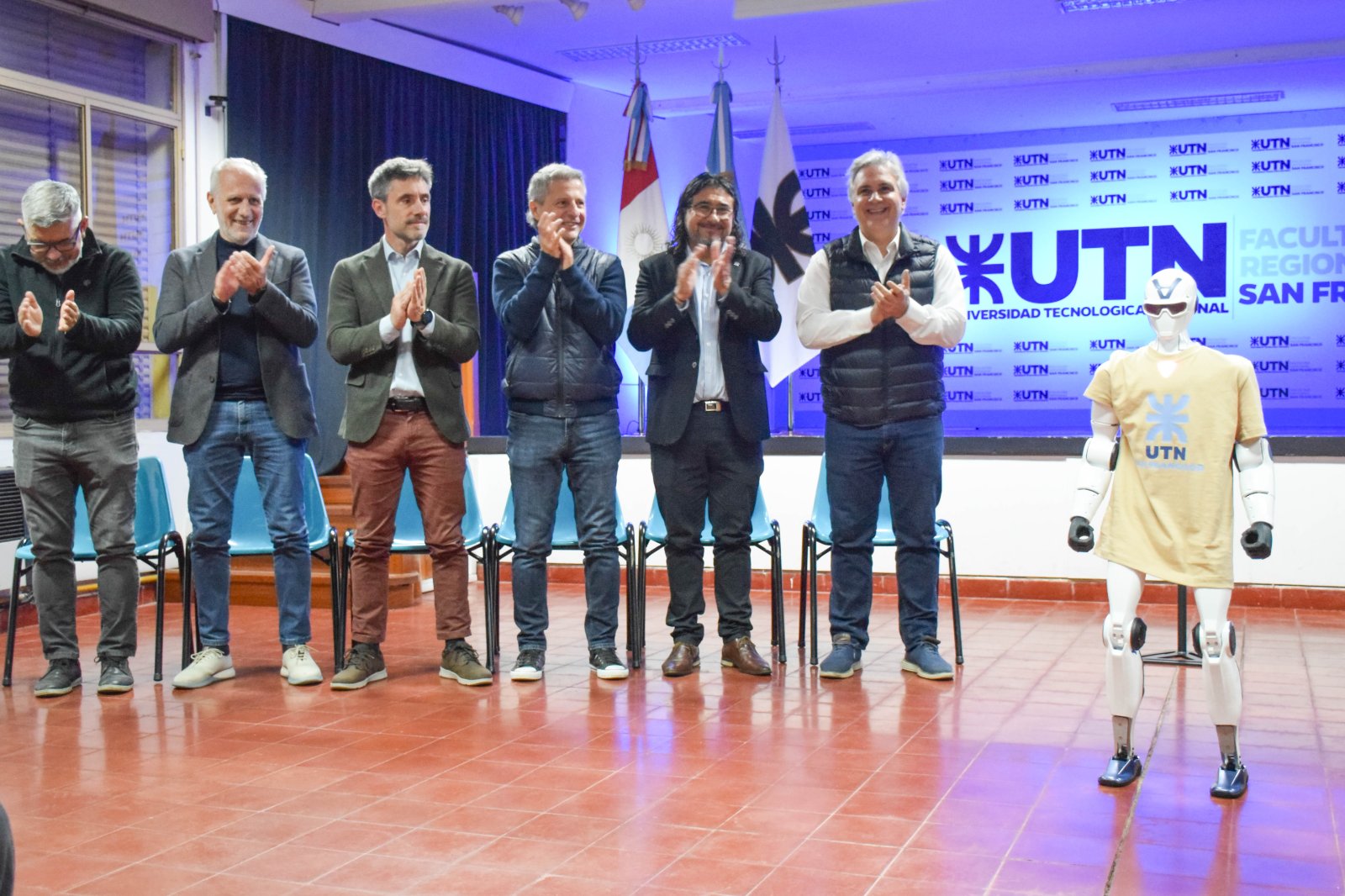 El gobernador Llaryora visitó nuestra Facultad y entregó un robot humanoide para el nuevo laboratorio de entrenamiento