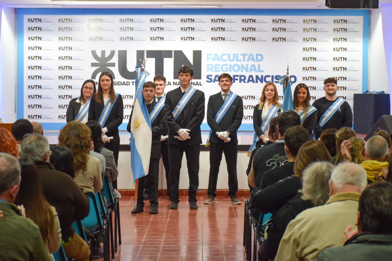 Se realizó el acto de cambio de abanderado y escoltas en nuestra Facultad