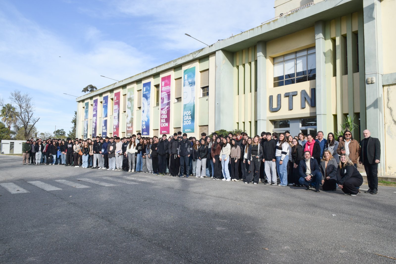 La foto grupal que estudiantes e integrantes de la comunidad educativa se tomaron frente al edificio principal